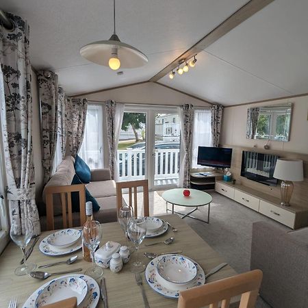 Lovely Bright And Airy Caravan On The 5 Star Shorefield Country Park Entertainment Passes Included Milford on Sea Exterior foto