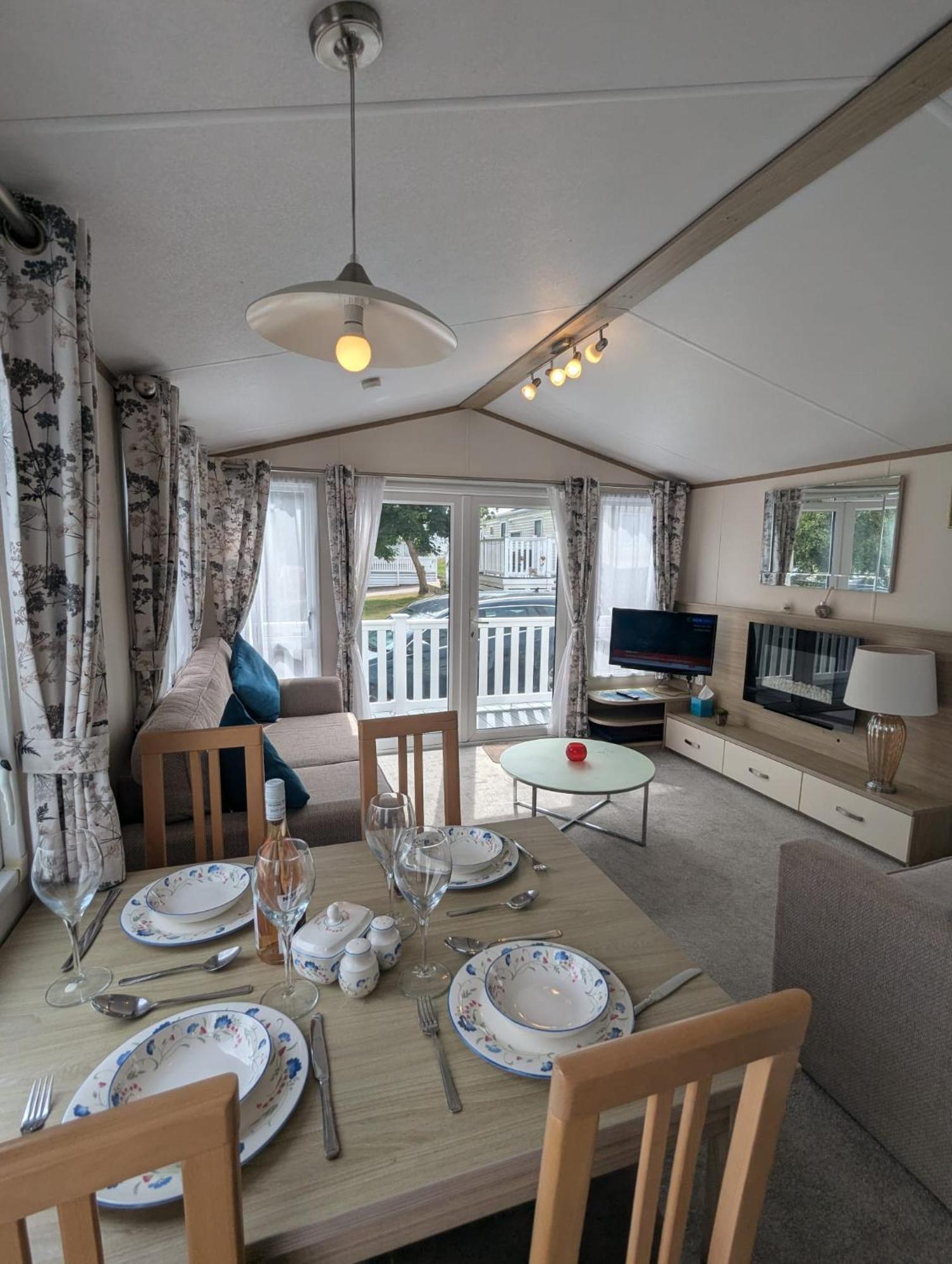 Lovely Bright And Airy Caravan On The 5 Star Shorefield Country Park Entertainment Passes Included Milford on Sea Exterior foto
