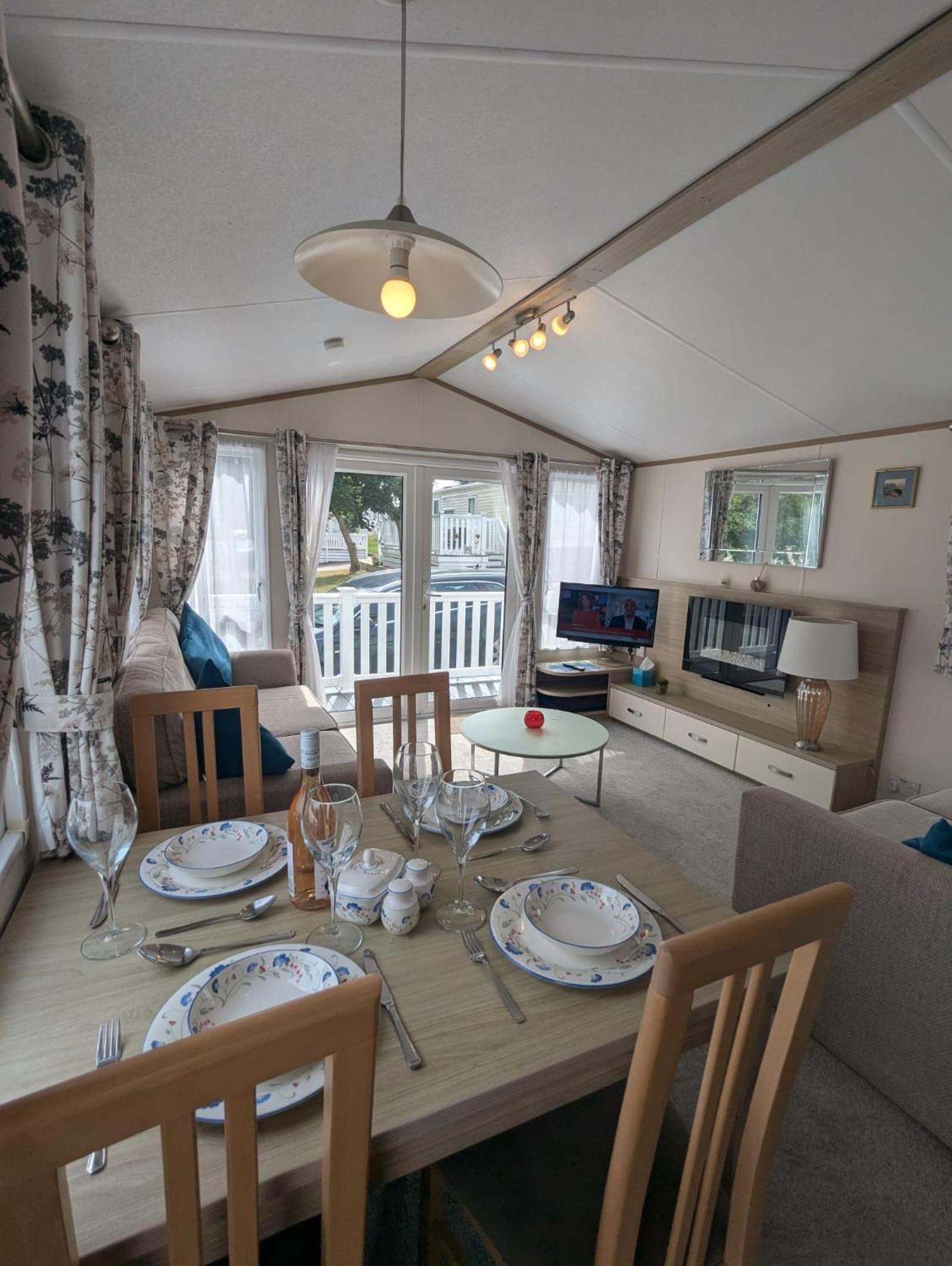 Lovely Bright And Airy Caravan On The 5 Star Shorefield Country Park Entertainment Passes Included Milford on Sea Exterior foto
