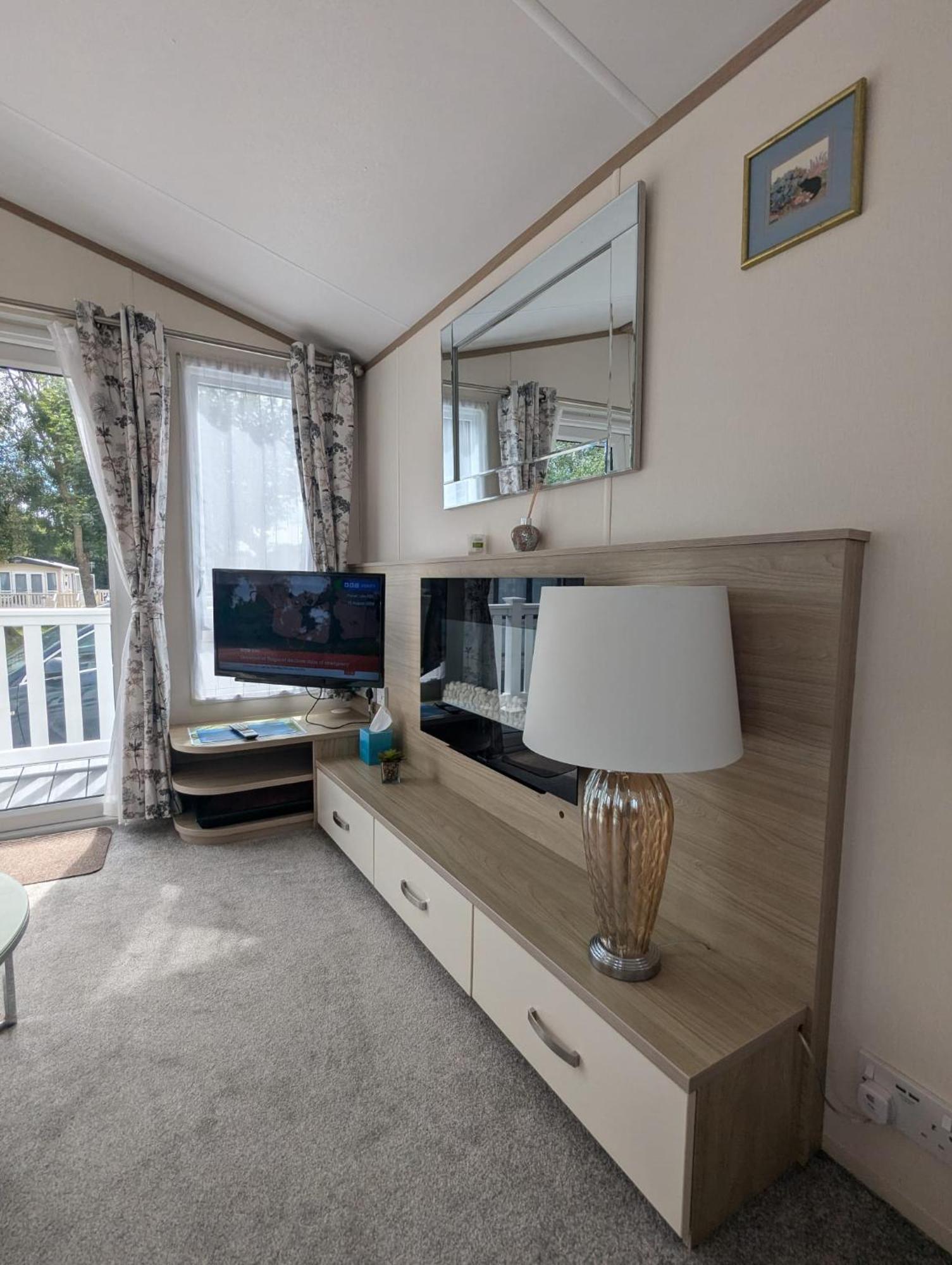 Lovely Bright And Airy Caravan On The 5 Star Shorefield Country Park Entertainment Passes Included Milford on Sea Exterior foto