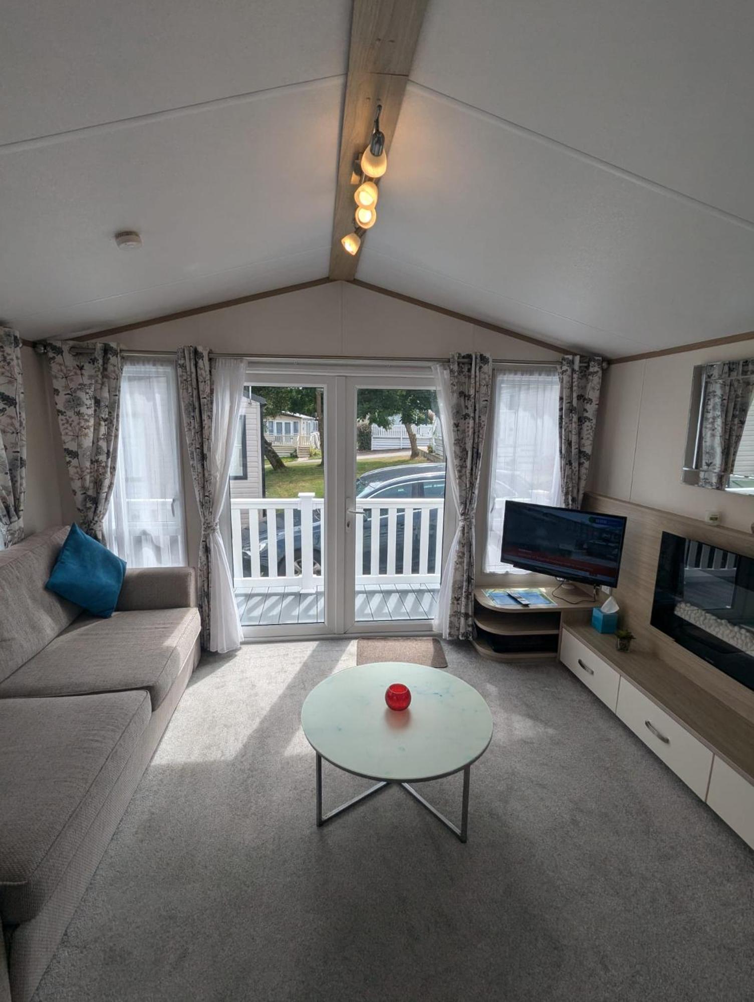 Lovely Bright And Airy Caravan On The 5 Star Shorefield Country Park Entertainment Passes Included Milford on Sea Exterior foto